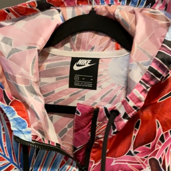 Nike cropped zip wind jacket - Picture 2 of 5